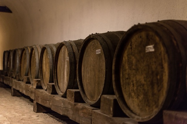 georgische Weine in Fässern in einem Keller